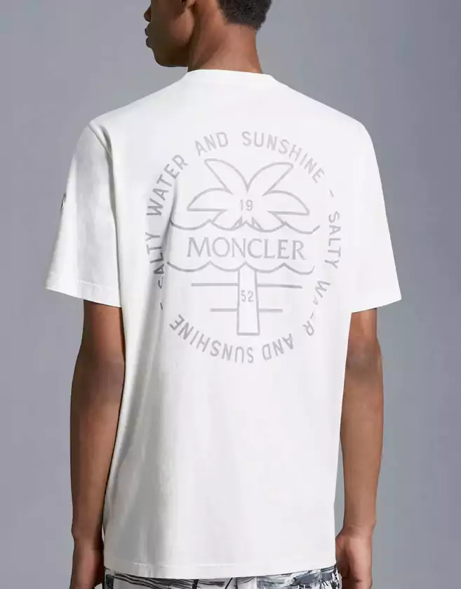 Ce t-shirt Moncler ample est conçu en jersey de coton. Ce modèle à col rond est orné d'un motif imprimé évoquant l'ambiance des cabanes de surf californiennes.