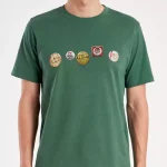 Fabriqué à partir de jersey 100% coton biologique pour une finition douce, ce tee-shirt Paul Smith vert à col rond présente un imprimé de badges sur la poitrine.