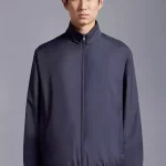 es lignes élégantes s'associent à des tissus techniques pour créer la veste Moncler Meidassa, conçue en Airsoft, un nylon léger réputé pour sa durabilité et son imperméabilité.