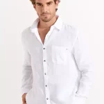 Etant réputée pour être la matière incontournable de l'été, cette chemise Cala 100% lin vous apportera un look décontracté tout en restant tendance.