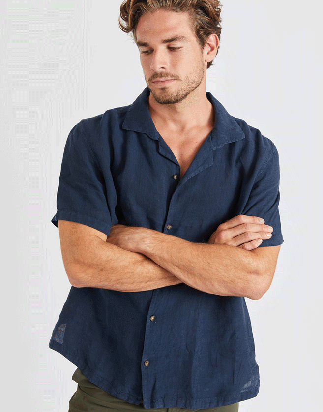 Etant réputée pour être la matière incontournable de l'été, cette chemise Cala 100% lin vous apportera un look décontracté tout en restant tendance.