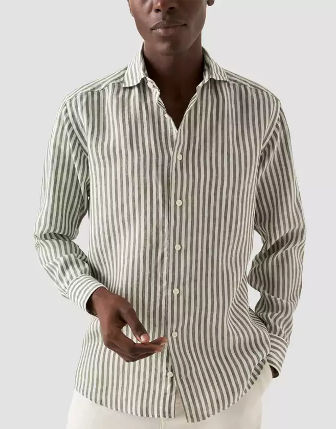 Une chemise Eton élégante et décontractée à rayures, confectionnée dans une étoffe 100 % lin riche et lustrée avec une belle trame.