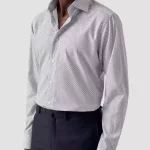 Une chemise Eton habillée au micro-imprimé classique, coupée dans notre popeline signature immaculée 100 % coton, pour un drapé sophistiqué.