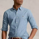 La chemise Ralph Lauren en coton teint à l'indigo affiche une coupe près du corps, tandis que son tissu léger