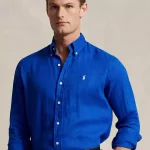 Le lin léger et naturellement respirant et la coupe moderne font de cette chemise Ralph Lauren un incontournable pour l'été.