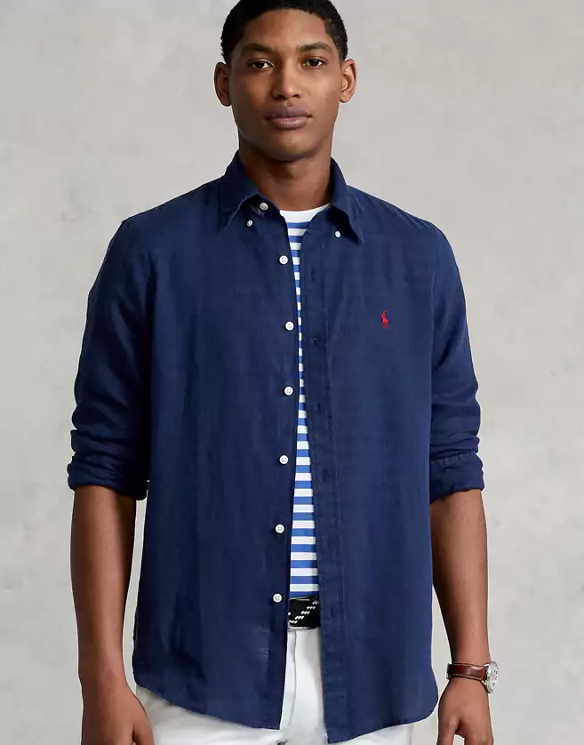 Le lin léger et naturellement respirant et la coupe moderne font de cette chemise Ralph Lauren un incontournable pour l'été.