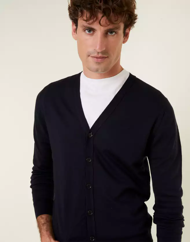 Etienne, un gilet boutonné tricoté en laine mérinos point jersey. Cette pièce est un incontournable de votre vestiaire et se porte aussi bien sous un tee-shirt qu’une chemise à manches longues.