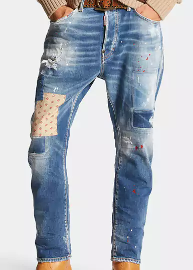 Le jean Dsquared2 cinq poches est un pantalon polyvalent qui fait désormais partie du quotidien mondial. Le modèle coupe regular est le passe-partout idéal pour créer de nombreuses tenues différentes.