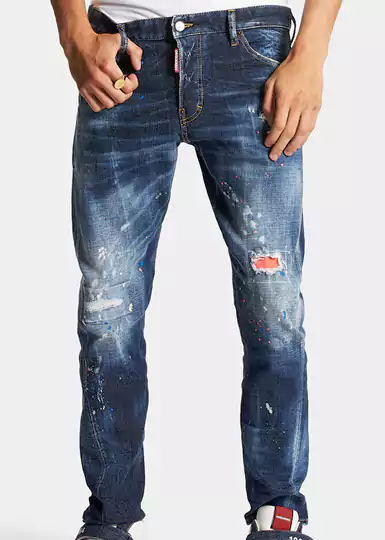 Le jean Dsquared2 cinq poches est un pantalon polyvalent qui fait désormais partie du quotidien mondial. Le modèle coupe slim est le passe-partout idéal pour créer de nombreuses tenues différentes.