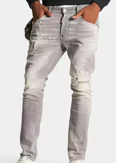 Le jean Dsquared2 cinq poches est un pantalon polyvalent qui fait désormais partie du quotidien mondial. Le modèle coupe slim est le passe-partout idéal pour créer de nombreuses tenues différentes.