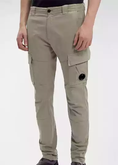 Doté d'une coupe ergonomique, ce pantalon cargo classique teint en pièce présente deux poches cargo, dont une ornée du détail en forme de verre de lunette C.P. Company.
