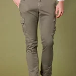 Le modèle de pantalon Chile de chez Mason’s, avec sa coupe extra slim, s'inspire des vêtements militaires