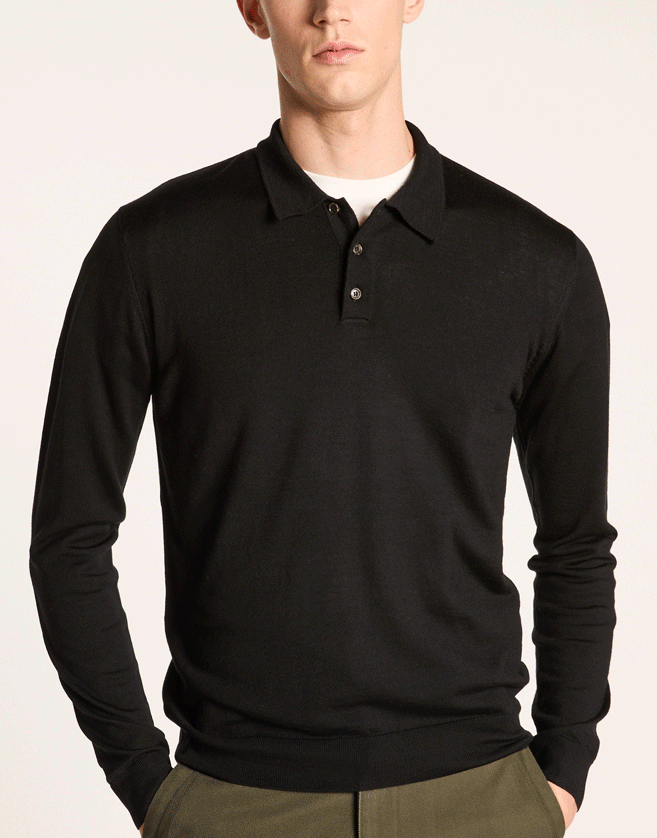 Découvrez Eni, le polo Montagut intemporel boutonné à manches longues tricoté en laine mérinos point jersey dans notre atelier.