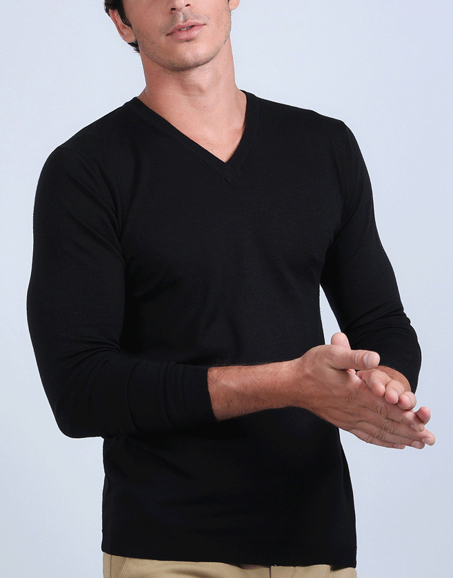 Ce pull Montagut iconique de la collection Maison Montagut est tricoté en laine mérinos point jersey 2 fils.