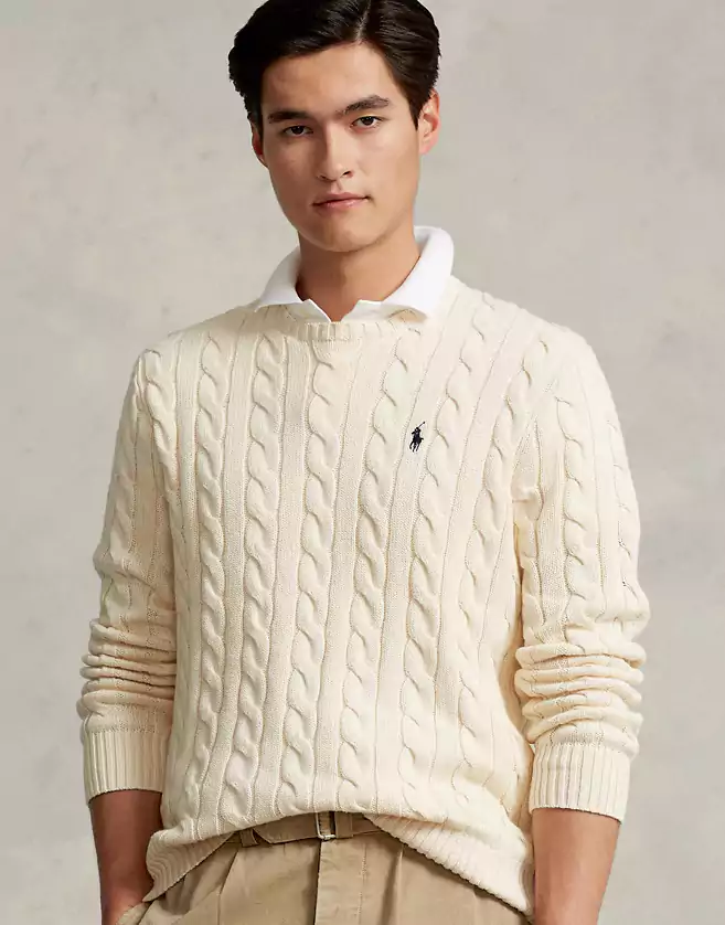 Ce pull Ralph Lauren confectionné en coton associe deux des éléments les plus emblématiques de Polo : un motif torsadé texturé et le poney distinctif.