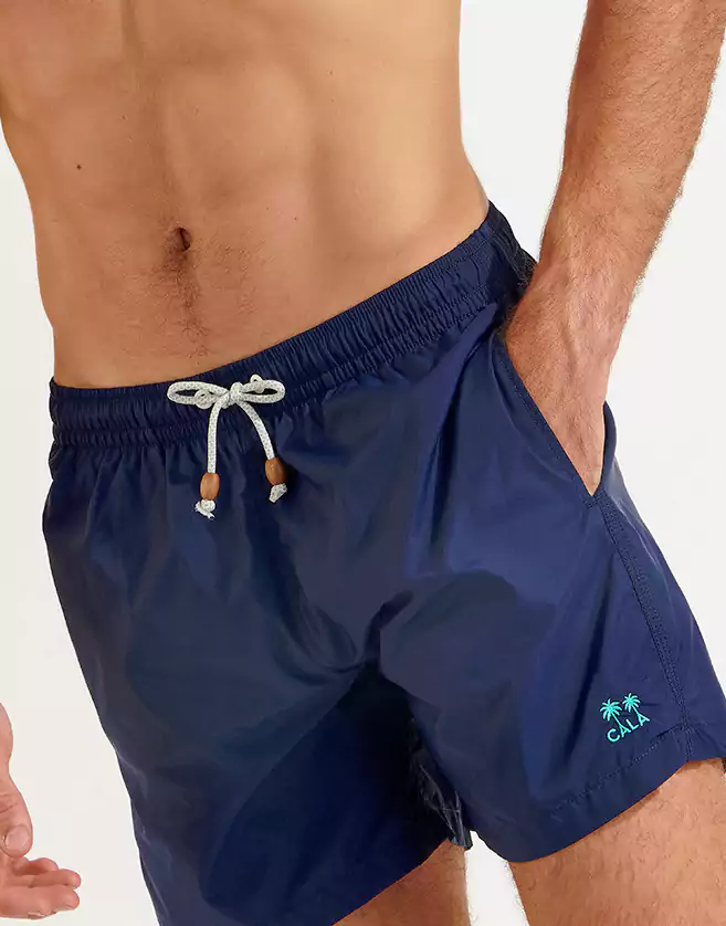 Short de bain Cala bleu marine SWIMSHORT SANTO. Le short de bain uni est un indispensable du dressing estival masculin.