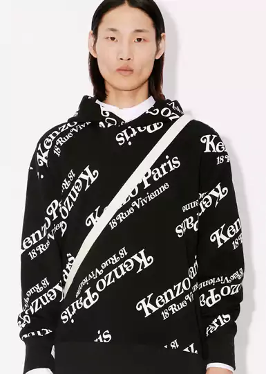 Ce sweatshirt Kenzo à capuche marque la collaboration entre Nigo et Verdy. Porté par des influences vintage, l'imprimé monogramme "KENZO Paris 18 rue Vivienne" apparaît sur l'ensemble du vêtement.