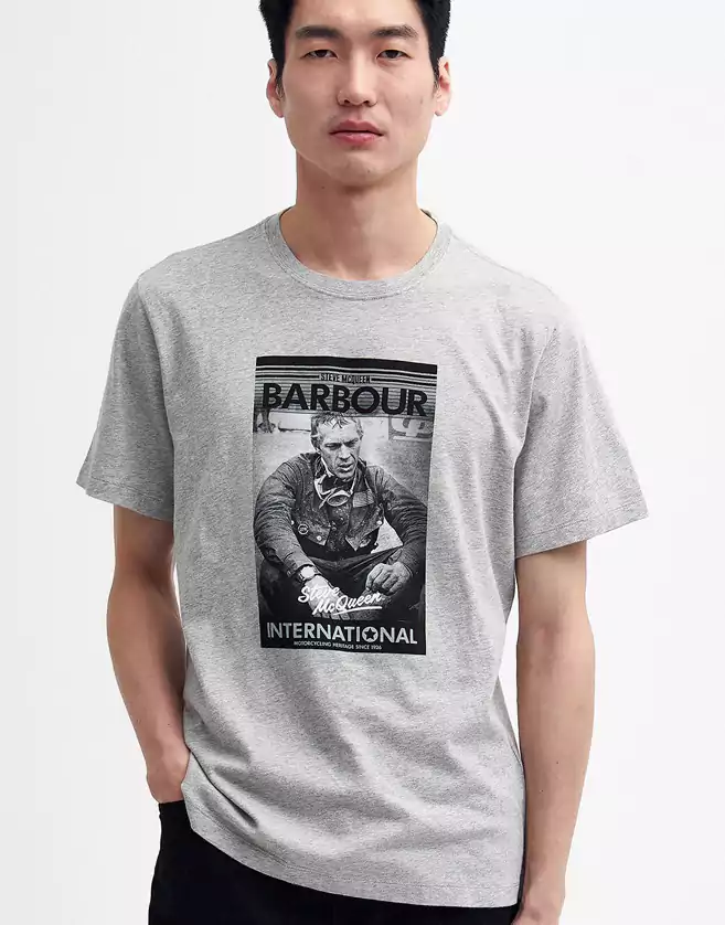 Issu de la collaboration Steve McQueen™, le t-shirt Barbour Mount est un design accrocheur pour hommes.