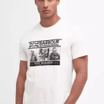 le T-shirt Barbour B.Intl Charge présente trois images archivées de la défunte icône qui continue d'inspirer sa collaboration éponyme à ce jour.