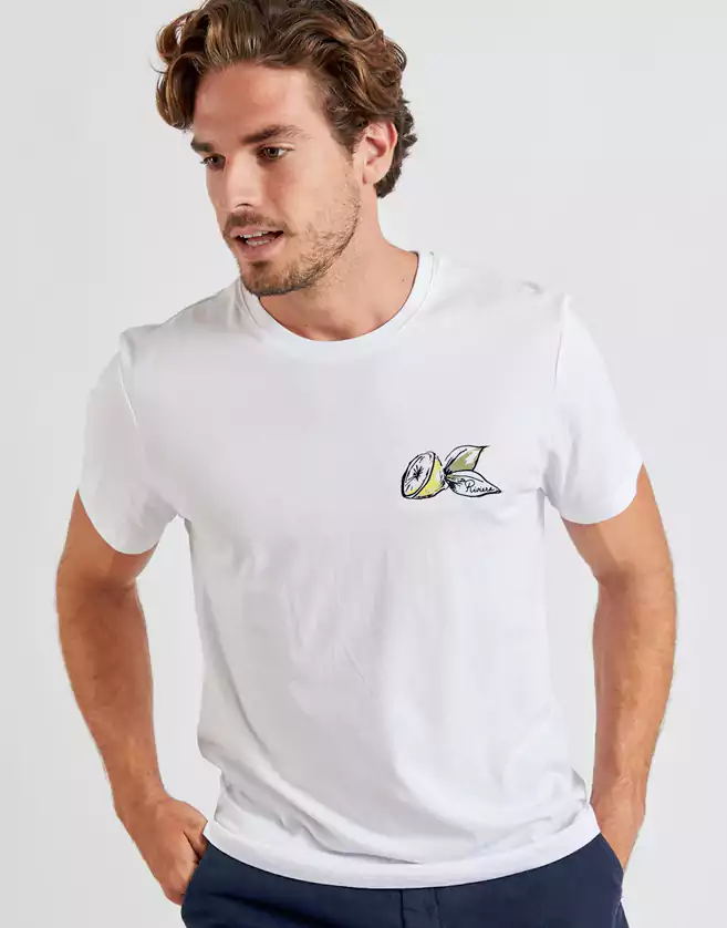 Ce t-shirt Cala 100% coton, léger et confortable, vous apportera une touche d'originalité avec son détail citron "La Riviera" sur le devant.