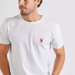 Adoptez ce t-shirt Cala original mais discret avec son homard brodé minutieusement sur le devant.