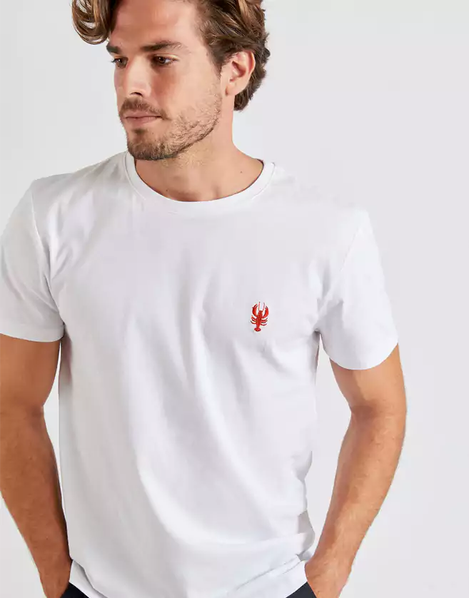 Adoptez ce t-shirt Cala original mais discret avec son homard brodé minutieusement sur le devant.