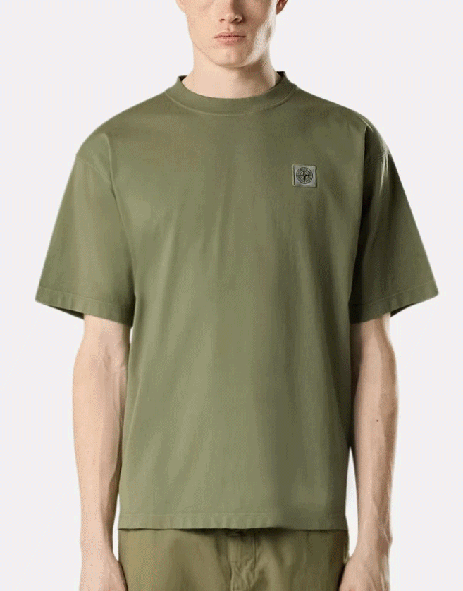 T-shirt Stone Island à manches courtes réalisé en jersey de coton 60/2. Modèle teint en pièce.