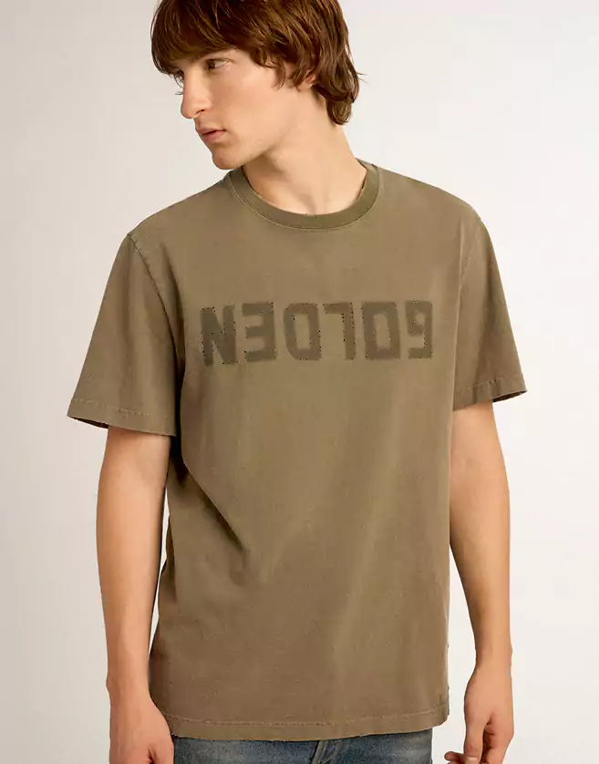 T-shirt Golden Goose caractérisé par une encolure ras-du-cou et une coupe regular, ce t-shirt en pur coton vert olive se distingue par un effet usé et une inscription Golden ton sur ton sur le devant.