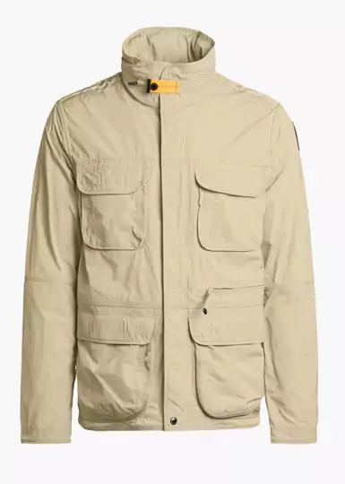 L’emblématique Desert Spring est une veste Parajumpers field jacket en popeline de polyester.