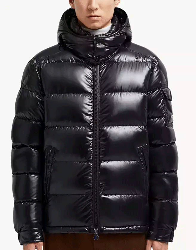 Cette doudoune courte Moncler est un modèle emblématique, immédiatement reconnaissable. La doudoune en nylon laqué est disponible dans diverses couleurs.