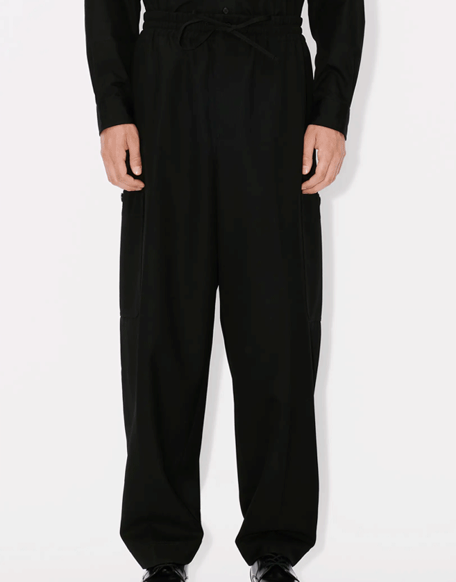 Pantalon de jogging Kenzo cargo ceinture élastiquée avec cordon de serrage et ouverture boutonnée.