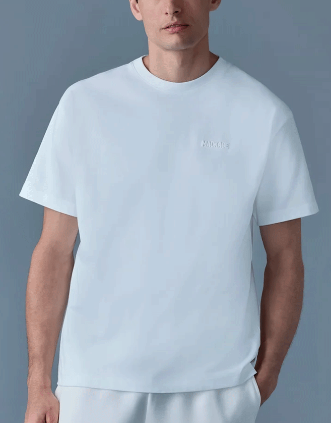 Le t-shirt Mackage à encolure ras du cou et manches courtes présente une coupe décontractée à emmanchures basses.