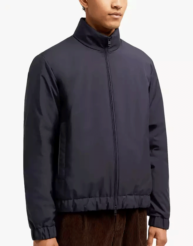 Cette doudoune Moncler courte, conçue pour le gentleman moderne associe design minimaliste et matières innovantes.