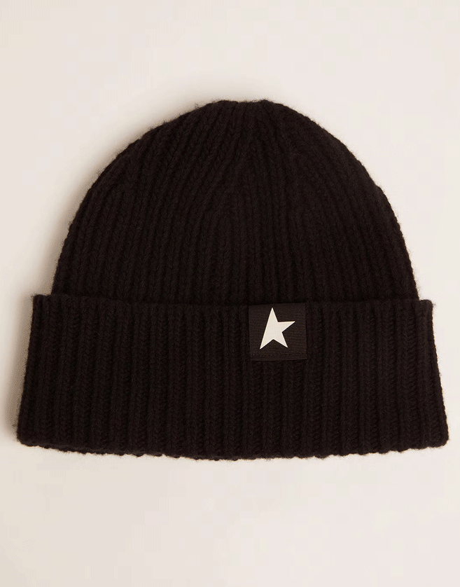 Ce bonnet Golden Goose 100 % laine se caractérise par l’étoile contrastée sur le devant.
