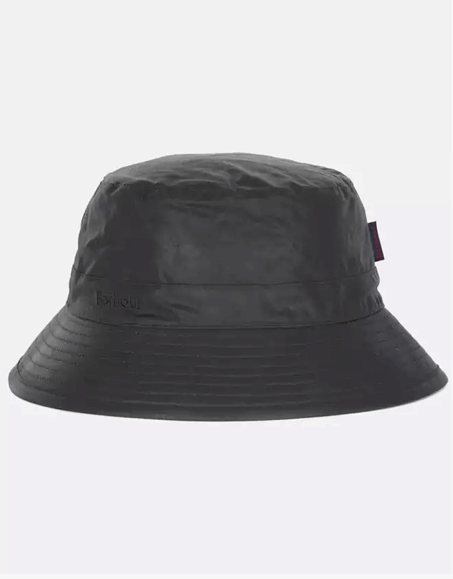 Inspiré du bob classique, ce chapeau de sport est un accessoire indispensable pour homme. Réalisé en coton ciré.