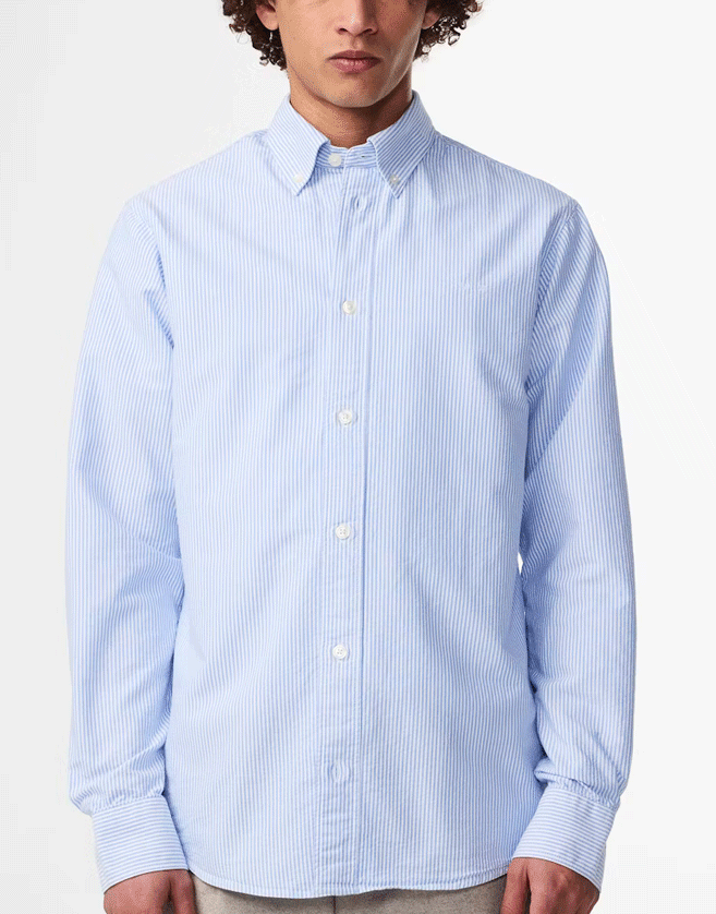 Chemise NN07 boutonnée confectionnée à partir d'un oxford classique en coton biologique doux, avec des boutons en nacre imitée avec un logo NN.07.