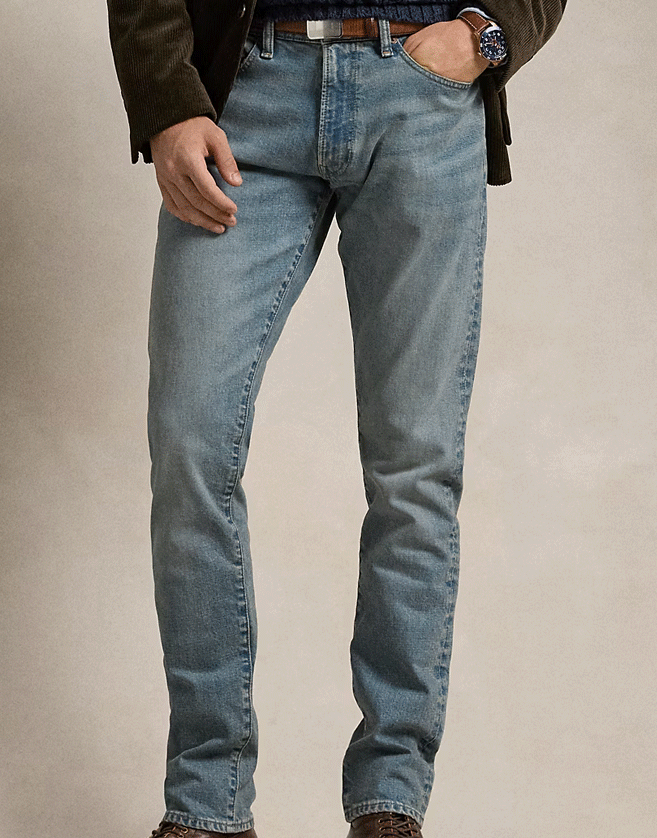 Jean Ralph Lauren slim possèdant une taille classique et une coupe ajustée. Ce jean teint à l'indigo est rehaussé avec le poney brodé et ce look usé obtenu par ponçage à la main.