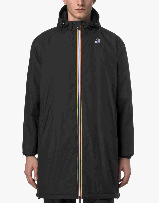 Cette parka K-way vous garde au chaud même lorsque la température commence à descendre.
