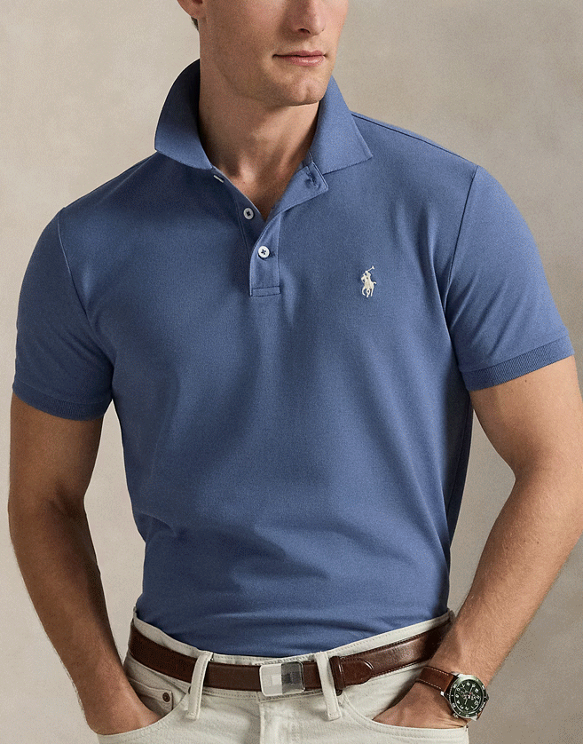 Polo Ralph Lauren col côtelé. Patte à trois boutons. Boutons en nacre véritable créés en exclusivité avec le logo « Ralph Lauren ».