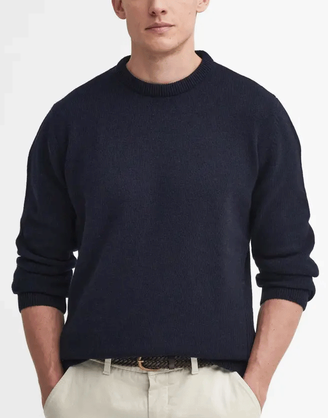 Confectionné en 100 % laine d'agneau, le pull ras du cou Barbour offre une douceur somptueuse à votre garde-robe.
