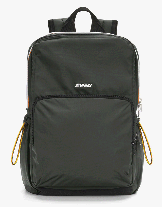 Ce sac à dos K-way présente un design structuré avec un double compartiment intérieur et des poches pratiques sur le devant et les côtés.