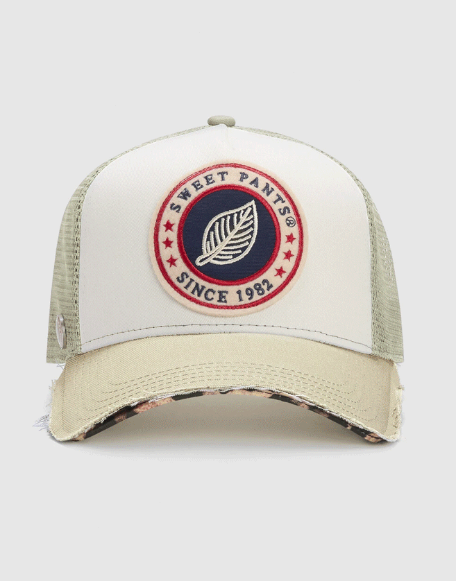 Casquette Sweet Pants en coton et filet bi-colore. Patch logo en feutrine tricolore au devant.