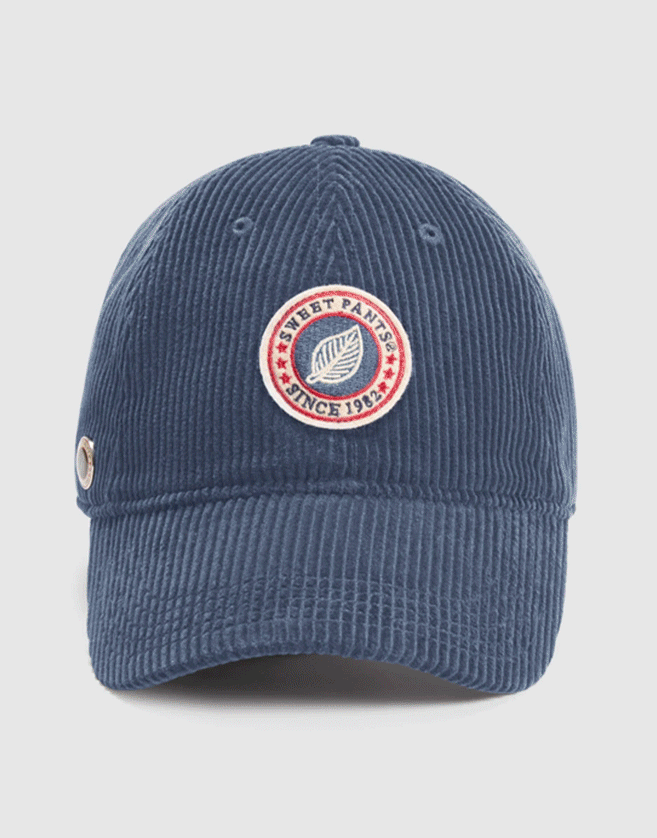 Casquette Sweet Pants en velours côtelé. Patch feutrine devant. Rivet logo Sweet Pants au côté.