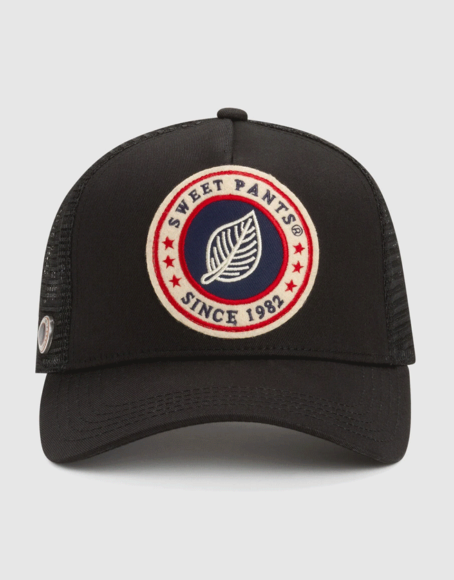 Casquette Sweet Pants en toile et filet unie avec un Patch logo en feutrine tricolore au devant.