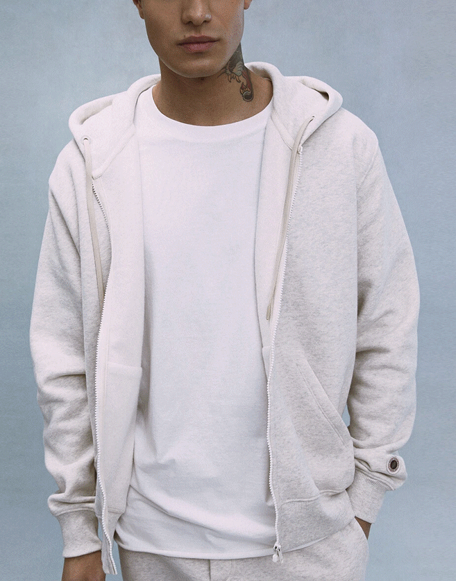 Sweatshirt Sweet pants zippé à capuche en molleton. Patch logo tissé tricolore au bas de manche.