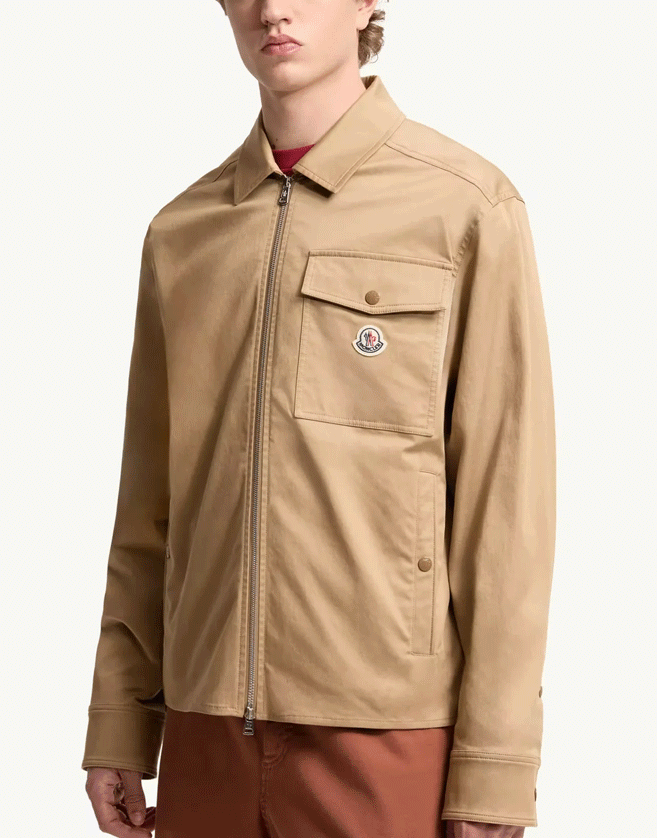 Cette surchemise Moncler est un essentiel à superposer. Ce modèle zippé est conçu en gabardine de coton mélangé