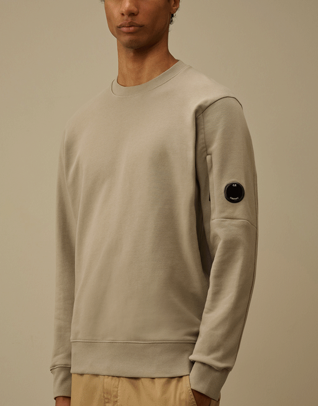 Sweatshirt CP Company confectionné en molleton de coton diagonal, un tissu qui offre un confort quotidien.