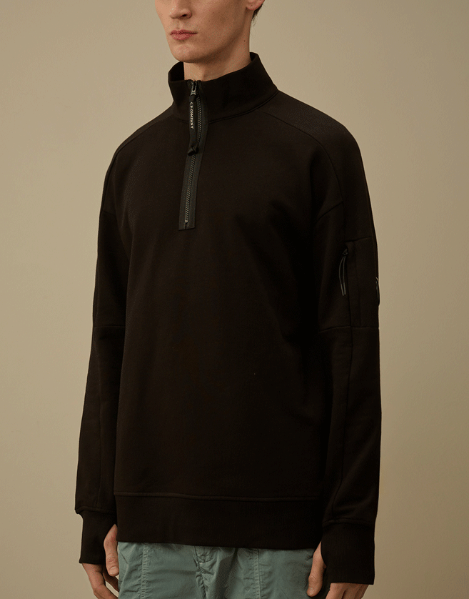Sweatshirt CP Company à demi-zip confectionné en molleton de coton diagonal, un tissu qui offre un confort au quotidien.