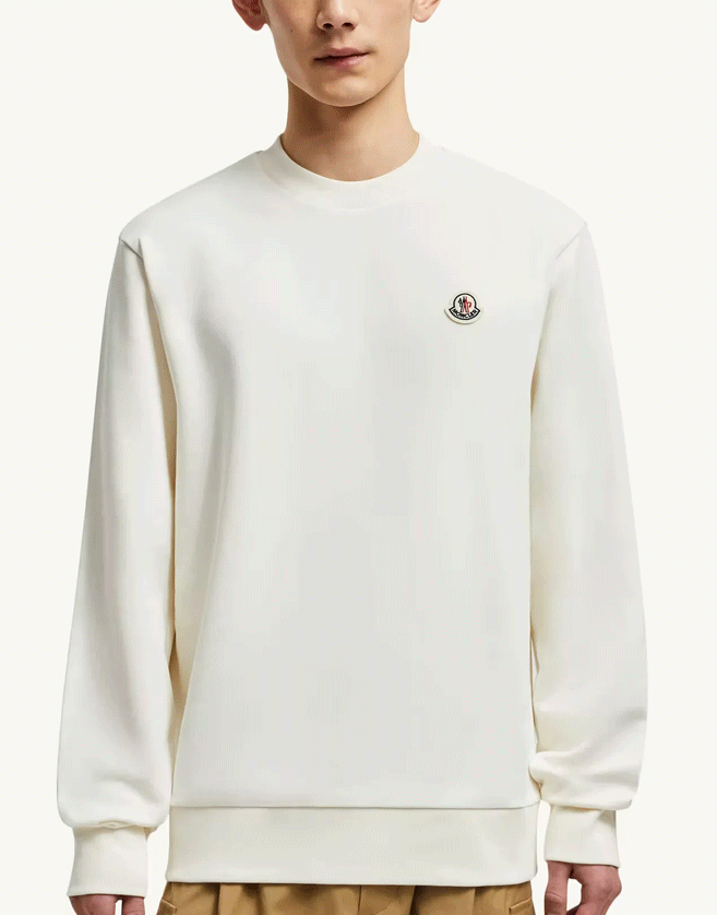 Ce sweat Moncler est conçu en coton. Ce modèle classique pour homme à col rond est orné d’un empiècement logo en feutre sur la poitrine