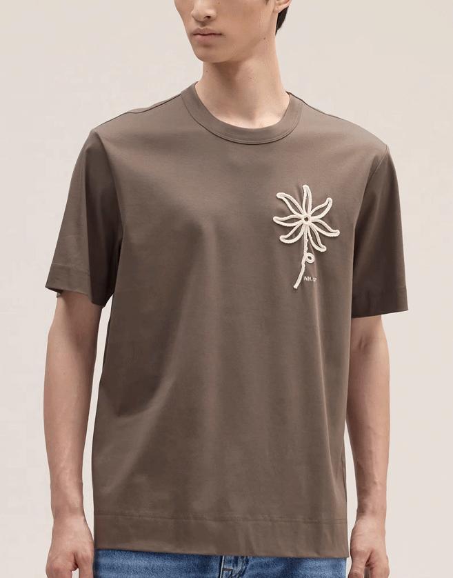 T-shirt NN07 coupe classique en jersey interlock de coton biologique mercerisé, offrant un toucher doux et raffiné.